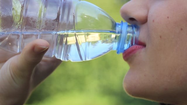 Minum air mineral dapat mengatasi mual setelah makan.