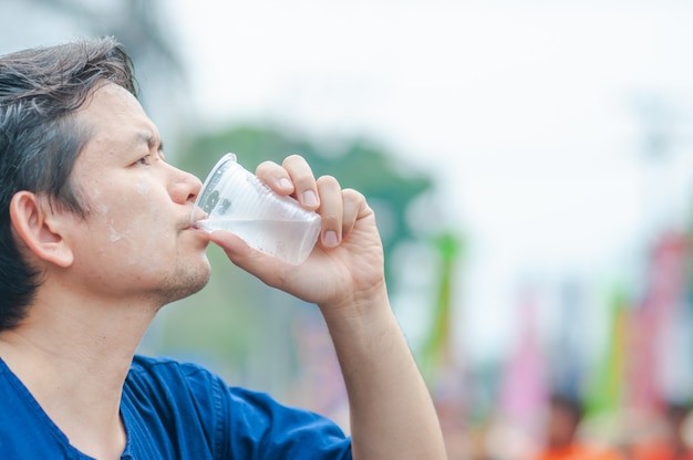 Seringkali jadi pertanyaan kaitan antara minum air dingin tidak baik bagi penderita asam lambung.